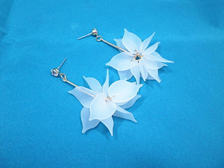 Wholesale Korean Elegant Transparent Acrylic Flower Petal Beads Stud Earrings For Women Summer Holiday Jewelry VGE067 3
