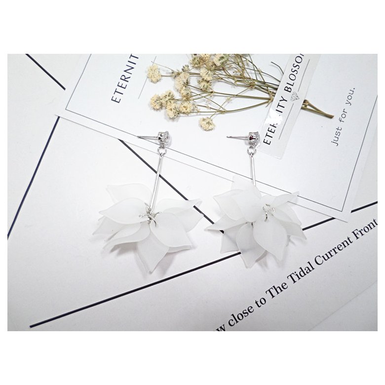 Wholesale Korean Elegant Transparent Acrylic Flower Petal Beads Stud Earrings For Women Summer Holiday Jewelry VGE067 4