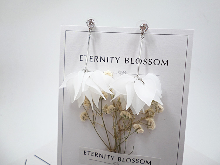 Wholesale Korean Elegant Transparent Acrylic Flower Petal Beads Stud Earrings For Women Summer Holiday Jewelry VGE067 5