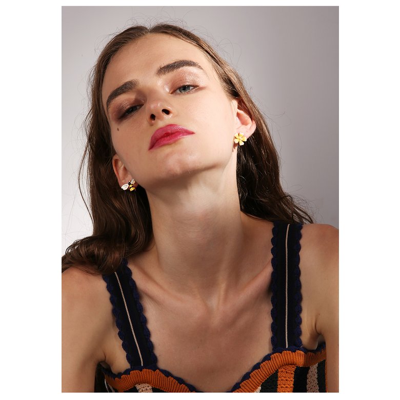 Wholesale 2020 Cute New Flower Bee Asymmetric Earrings Zircon Earrings Fashion Jewelry Punk Stud Earrings for Women Girls Gift VGE078 2