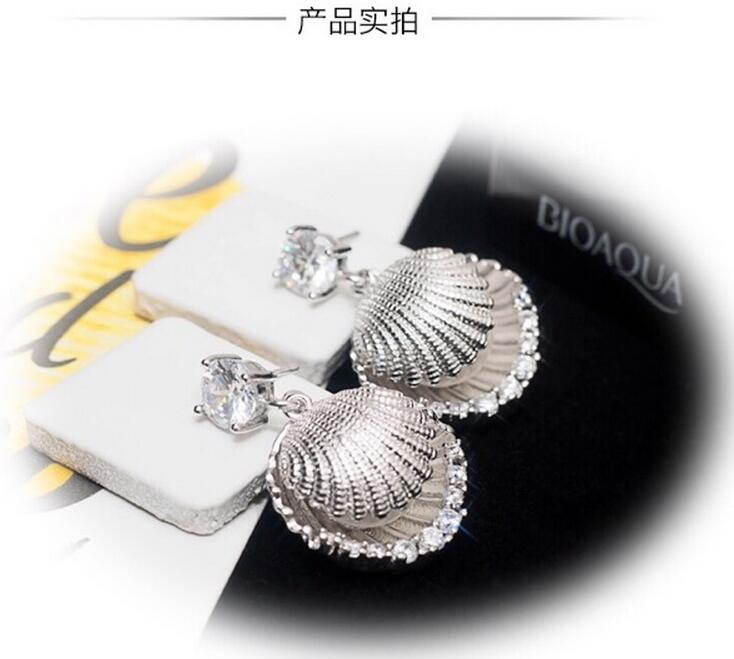 Wholesale Dominated 2020 metal shell design exquisite shining crystal Fashion temperament contracted pearl Drop earrings  VGE080 2