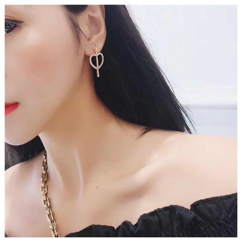 Wholesale Trendy Crystal Heart Women Dangle Earrings Asymmetric Metal Love Earrings For Women Drops Earrings  VGE113 0