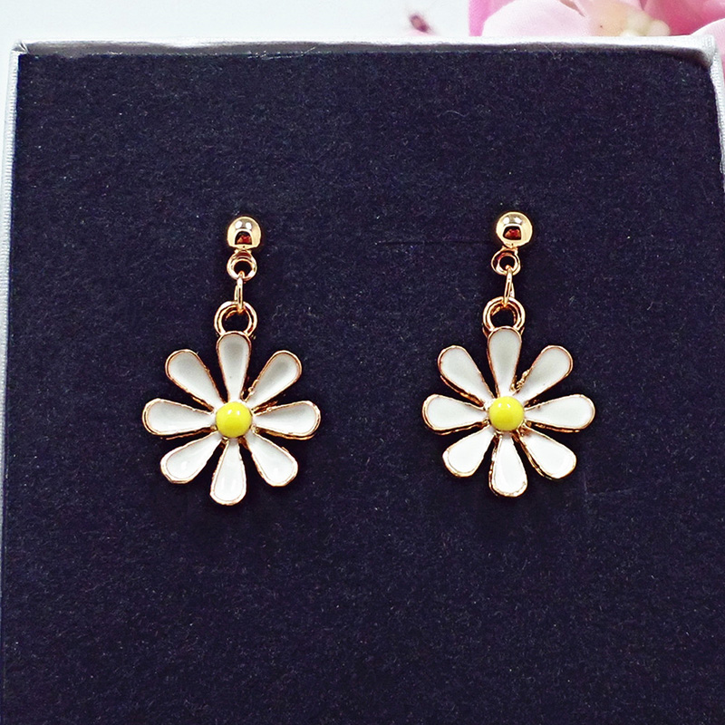 Wholesale Fashion Sweet Little Daisy Stud Earrings Accessories Resin Chrysanthemum Crystal Geometric Flowers Earrings for Women Jewelry VGE144 0