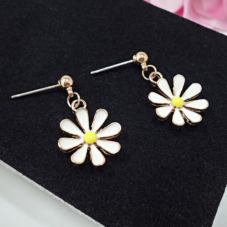 Wholesale Fashion Sweet Little Daisy Stud Earrings Accessories Resin Chrysanthemum Crystal Geometric Flowers Earrings for Women Jewelry VGE144 2