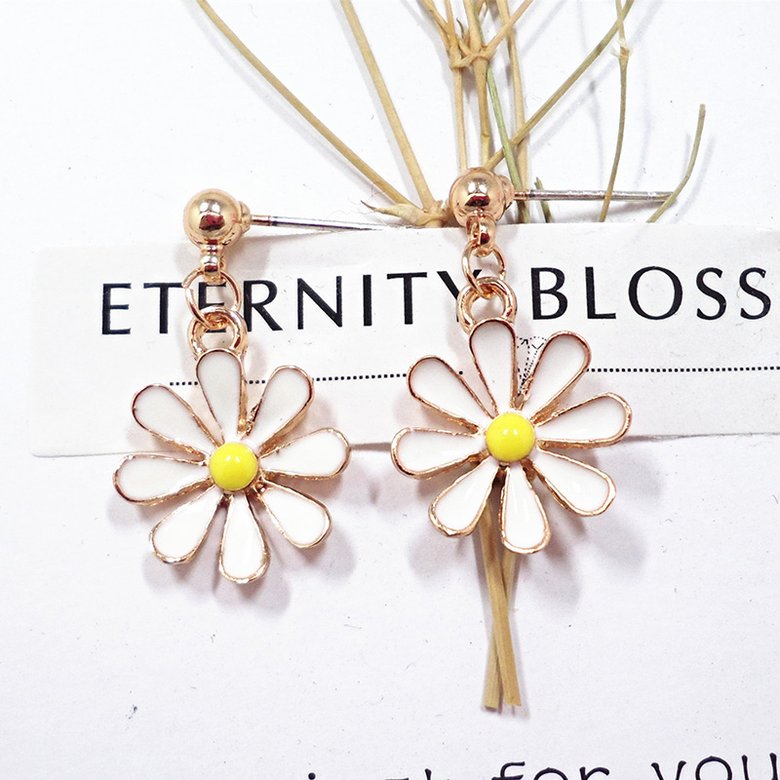 Wholesale Fashion Sweet Little Daisy Stud Earrings Accessories Resin Chrysanthemum Crystal Geometric Flowers Earrings for Women Jewelry VGE144 3