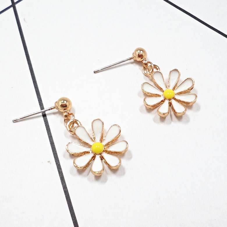 Wholesale Fashion Sweet Little Daisy Stud Earrings Accessories Resin Chrysanthemum Crystal Geometric Flowers Earrings for Women Jewelry VGE144 4