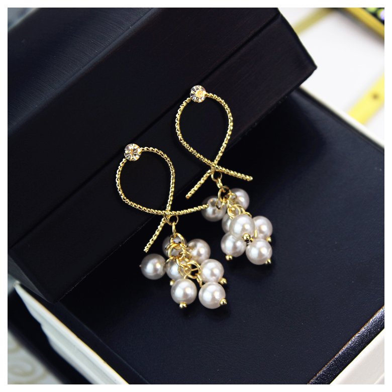 Wholesale 2020 European American new exaggerated fashion rhinestone earrings grape string pearl dangle earrings hipster jewelry gift VGE178 3