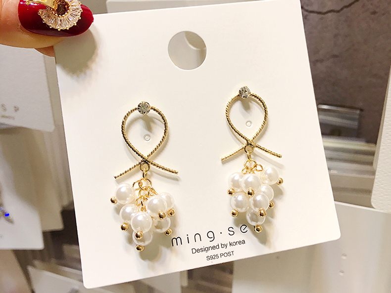 Wholesale 2020 European American new exaggerated fashion rhinestone earrings grape string pearl dangle earrings hipster jewelry gift VGE178 4