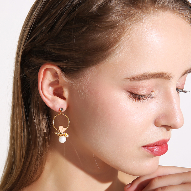 Wholesale High Quality Hot Design Honey Zircon Asymmetric Bee Pearl Earrings Golden For Women Fashion Luxury Jewelry VGE181 4