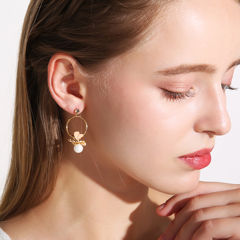 Wholesale High Quality Hot Design Honey Zircon Asymmetric Bee Pearl Earrings Golden For Women Fashion Luxury Jewelry VGE181 6