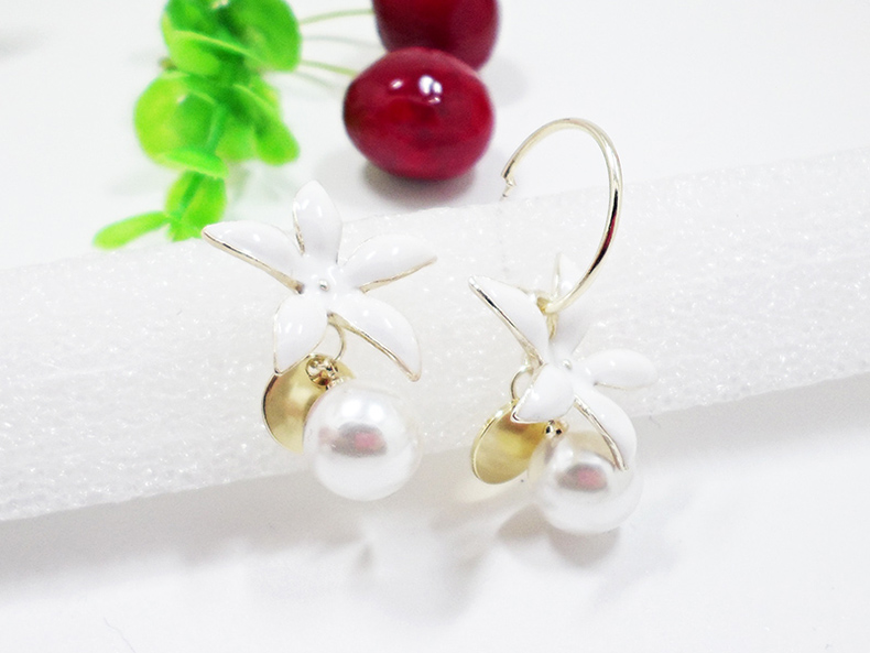 Wholesale New Korean 5 Petal flower pearl Tassel Earrings fashion jewelry form China Women's Earrings VGE182 1