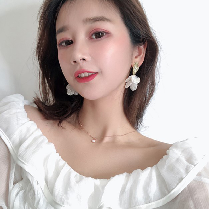 Wholesale Korean White Acrylic Flower Petal Drop Earrings For Women's Fashion Statement Shell Flower Trend Alloy Pendant Earring Jewellery VGE183 1