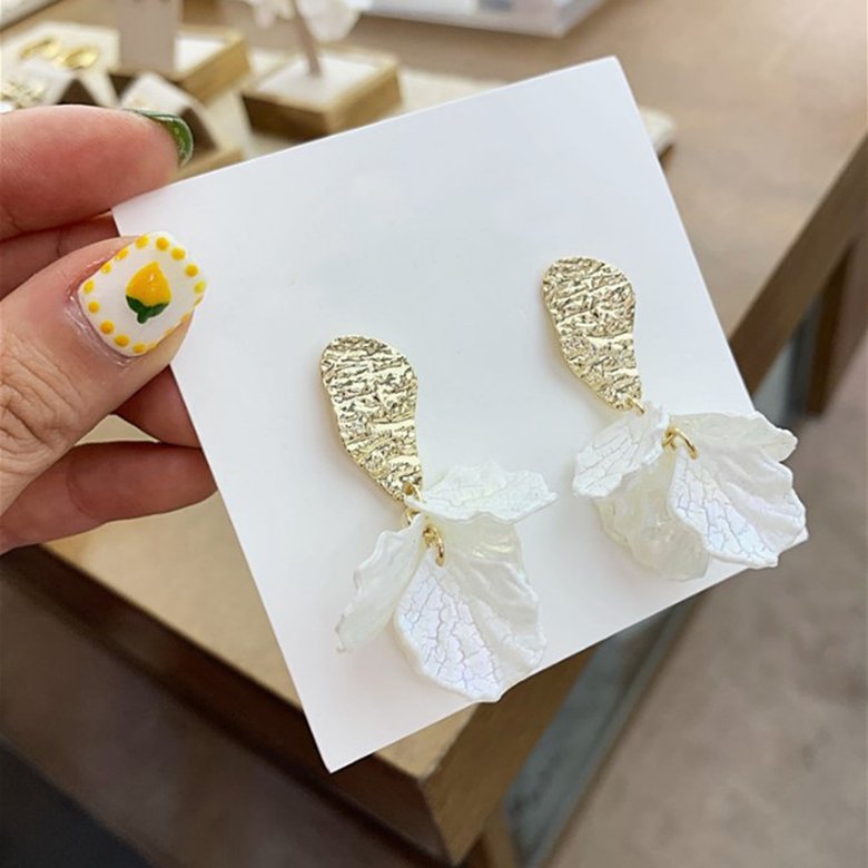Wholesale Korean White Acrylic Flower Petal Drop Earrings For Women's Fashion Statement Shell Flower Trend Alloy Pendant Earring Jewellery VGE183 4