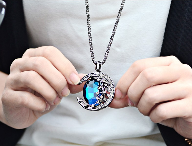 Wholesale Retro circle Hollowed out  sapphire crystal Pendants Necklace For Women Wedding Birthday Gift Jewelry VGN028 3