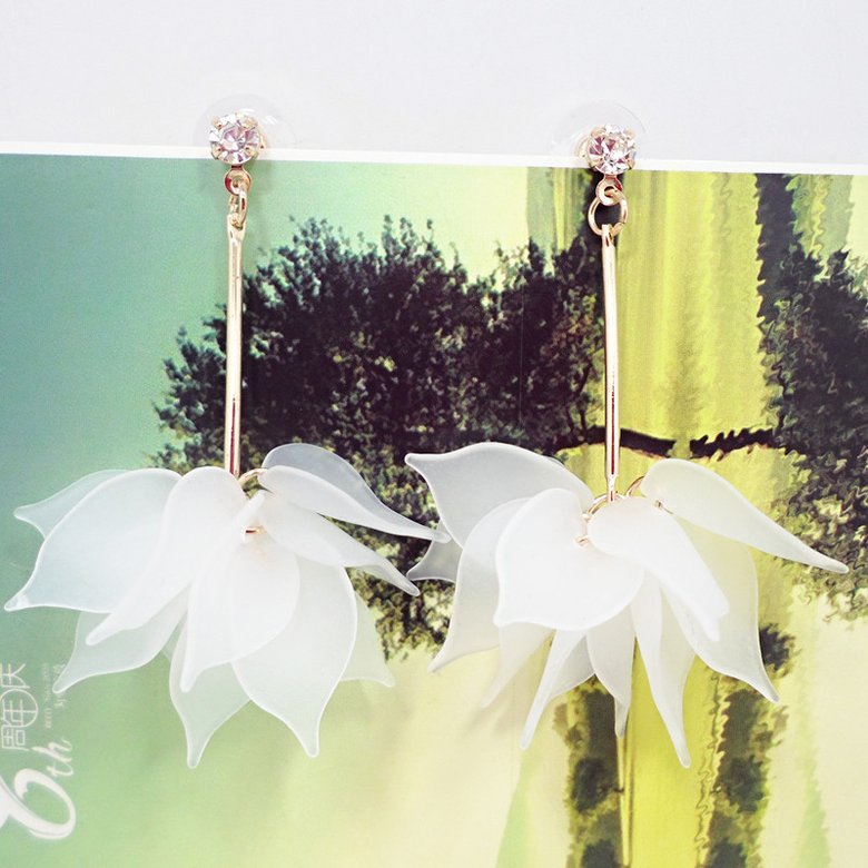 Wholesale Korean Elegant Transparent Acrylic Flower Petal Beads Stud Earrings For Women Summer Holiday Jewelry VGE067