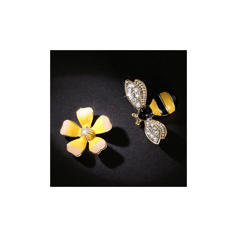 Wholesale 2020 Cute New Flower Bee Asymmetric Earrings Zircon Earrings Fashion Jewelry Punk Stud Earrings for Women Girls Gift VGE078