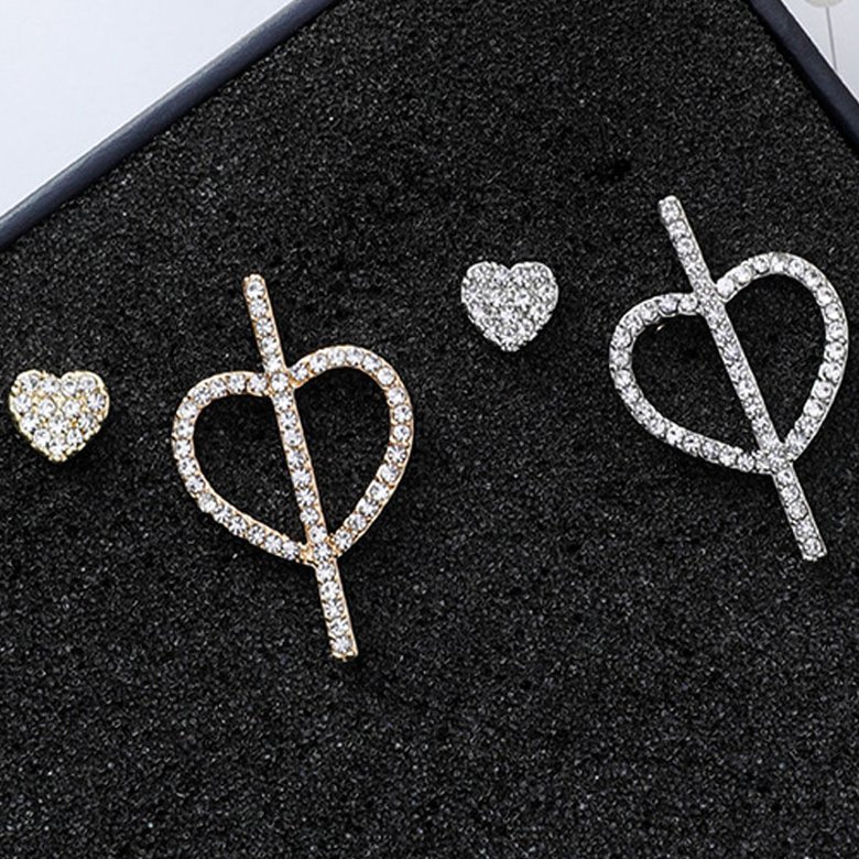 Wholesale Trendy Crystal Heart Women Dangle Earrings Asymmetric Metal Love Earrings For Women Drops Earrings  VGE113