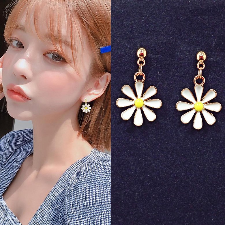 Wholesale Fashion Sweet Little Daisy Stud Earrings Accessories Resin Chrysanthemum Crystal Geometric Flowers Earrings for Women Jewelry VGE144